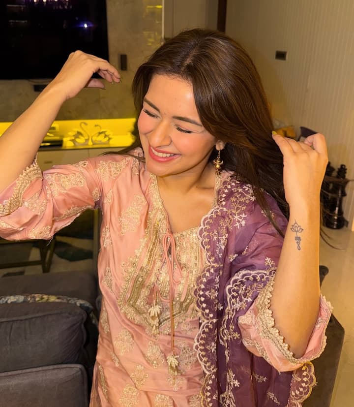 पिंक कलर के सूट के साथ एक्ट्रेस ने पर्पल दुपट्टा स्टाइल किया है. अपने लुक को उन्होंने मैचिंग ईयररिंग्स के साथ पूरा किया है.