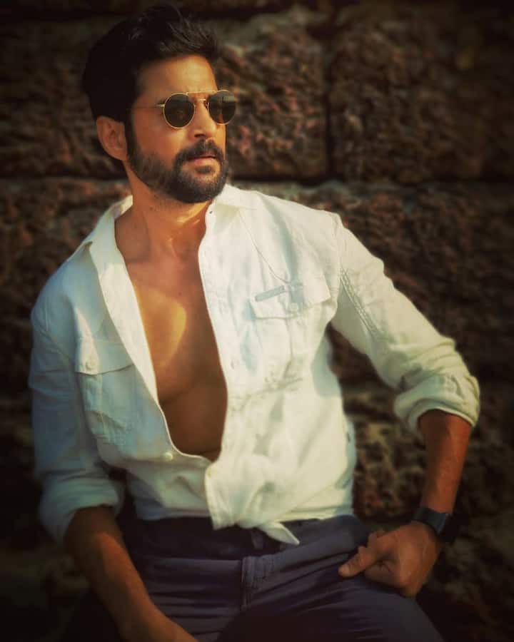 राजीव मल्टीटैलेंटेड हैं. उन्होंने कई रिएलिटी शोज को होस्ट किया है. साल 2006 में उन्होंने मंदिरा बेदी के साथ डील या नो डील को होस्ट किया था. इसके अलावा वो सच का सामना के दो सीजन को होस्ट कर चुके हैं.