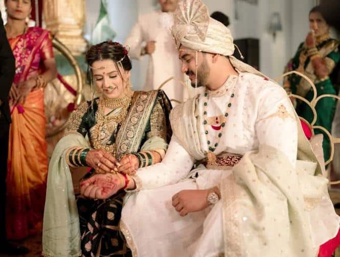 तर, शंभुराजनं पांढऱ्या रंगाची शेरवानी, डोक्यावर फेटा असा राजेशाही लूक केलेला. प्राजक्ता आणि शंभुराज यांच्या डोळे दिपवणारा लग्नसोहळा पुण्यात थाटामाटात पार पडला.