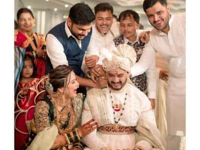 Prajakta Gaikwad Shambhuraj Khutwad Marriage: सध्या मनोरंजन विश्वास सनई-चौघड्यांचे सूर वाजतायत. शुभ मुहूर्तावर चाहत्यांचे लाडके कलाकार आपली लग्नगाठ बांधत आहेत. एकामागोमाग एक सेलिब्रिटी लग्नाच्या बेडीत अडकलेत.