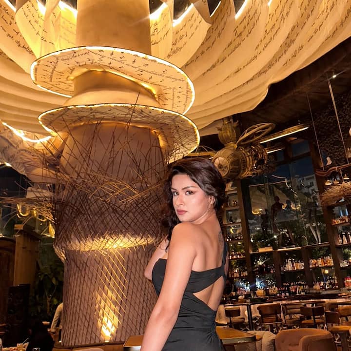 ब्लैक कलर की इस बैकलेस ड्रेस में अवनीक बेहद स्टनिंग लग रही हैं. उनका मेकअप और हेयर स्टाइल उनके लुक को परफेक्टली बैलेंस कर रहा है.