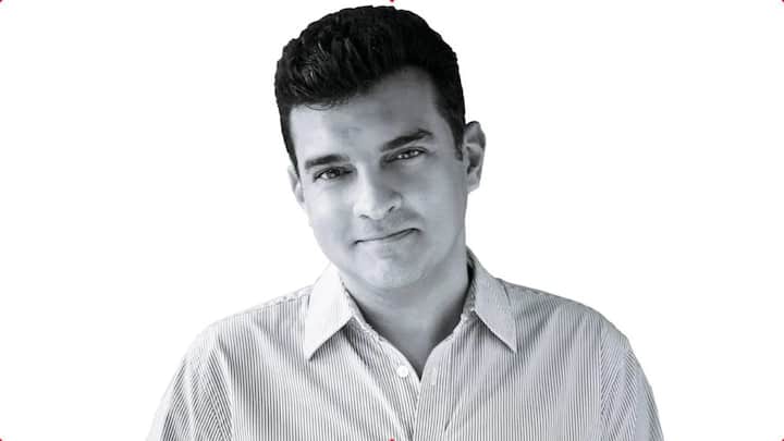 विद्या बालन के पति सिद्धार्थ रॉय कपूर ने तीन शादियां की हैं. विद्या संग शादी से पहले उनका दो बार तलाक हो चुका था. विद्या, सिद्धार्थ की तीसरी पत्नी हैं.सिद्धार्थ ने पहली शादी बचपन के दोस्त आरती बजाज संग की, जो ज्यादा दिनों तक नहीं चल पाई.इसके बाद उन्होंने टीवी प्रोड्यूसर कविता के साथ शादी की, पर वो भी ज्यादा दिनों तक नहीं चली.