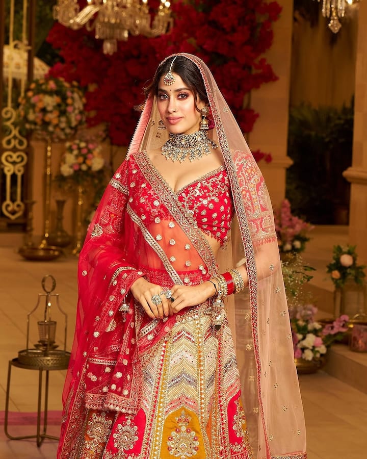 This bridal look of Jhanvi Kapoor is a perfect mix of modern and traditional style. She has carried the multi-coloured lehenga very elegantly with red embroidered dupatta. Heavy neckpiece, maangtika and nude makeup give a royal touch to her look. If you want to try something classic with something unique in your wedding, then this style of Jhanvi is an ideal option for you.
