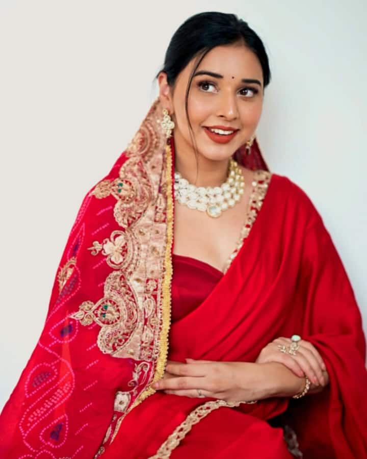 तान्या मित्तल सोशल मीडिया इंफ्लुएंसर हैं. उन्होंने बिग बॉस के घर में अपनी अमीरी का खूब बखान किया.तान्या ने बताया कि उनके 150 बॉडीगार्ड है और किचन तक में लिफ्ट लगी है.रिपोर्ट के अनुसार तान्या हर महीने 6 लाख रुपये कमाती हैं और उनकी नेटवर्थ 12 से 15 करोड़ के बीच है.