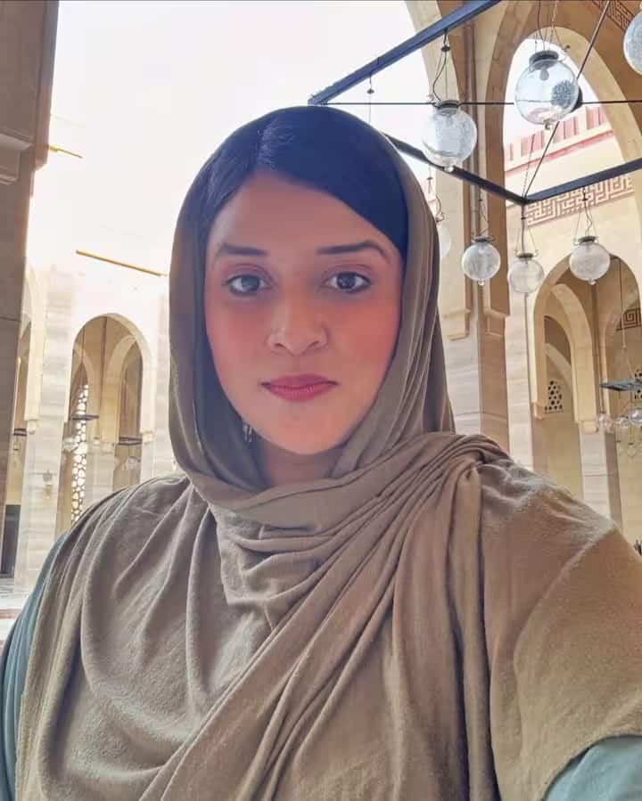 मन्नारा हिजाब पहनकर मस्जिद पहुंचीं, जिससे उनका लुक अलग ही रहा। उन्होंने इस लुक में कई तस्वीरें भी शेयर की हैं।