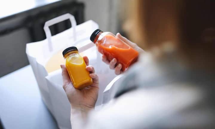 पैकेज्ड जूस, सॉफ्ट ड्रिंक्स और स्पोर्ट्स ड्रिंक्स में ज्यादा शुगर होती है जो तेजी से पचकर आंतों में फर्मेंट होती है. इससे गैस बनती है, खासतौर पर हाई प्रोटीन वाले ड्रिंक पेट को और खराब कर देते हैं.