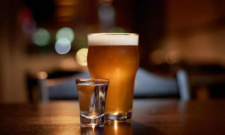 वहीं बीयर में नेचुरल कार्बोनेशन और फर्मेंटेशन दोनों मौजूद होते हैं जो पेट में गैस बढ़ाते हैं. बीयर में मौजूद यीस्ट और कार्ब्स आंतों में फर्मेंट होकर गैस बनाते हैं. ऐसे में बीयर, वाइन या कोम्बुचा कुछ लोगों में ब्लोटिंग और भारीपन बढ़ा सकते हैं.