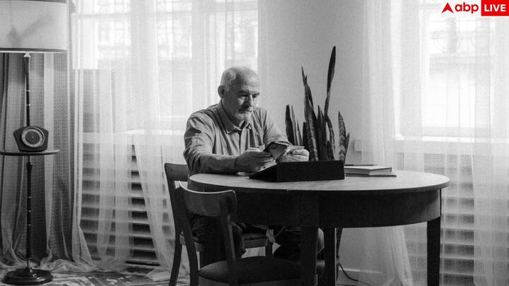 स्ट्रेंथ ट्रेनिंग को नज़रअंदाज करना भी एक बड़ी गलती है। 40 की उम्र के बाद हर दशक में 3 से 5 प्रतिशत मांसपेशियां कम हो जाती हैं, इसलिए हफ्ते में दो दिन वेट ट्रेनिंग जरूरी है। इससे मेटाबॉलिज्म तेज होता है, हड्डियां मजबूत रहती हैं और दिल की बीमारियों का खतरा भी घटता है.