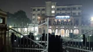 BHU में देर रात जमकर बवाल, छात्रों और सुरक्षाकर्मियों के बीच जमकर मारपीट और पत्थरबाजी