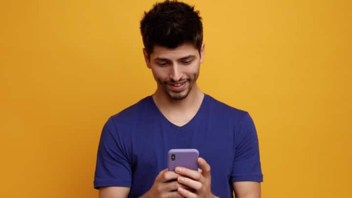 প্রাক্তনের মেসেজের জবাব দিতে বাধ্য নন আপনি। হতে পারে, আপনি তাঁকে ছাড়া ভাল আছেন জেনে আফশোস করছেন তিনি। এক্ষেত্রে তাঁকে এড়িয়ে চলাই ভাল। বিশেষ করে গভীর রাতে যদি প্রাক্তন মেসেজ করেন, বুঝবেন ক্ষণিকের একাকীত্ব থেকেই মেসেজ করছেন তিনি। আপনি ভেসে যাবেন না।