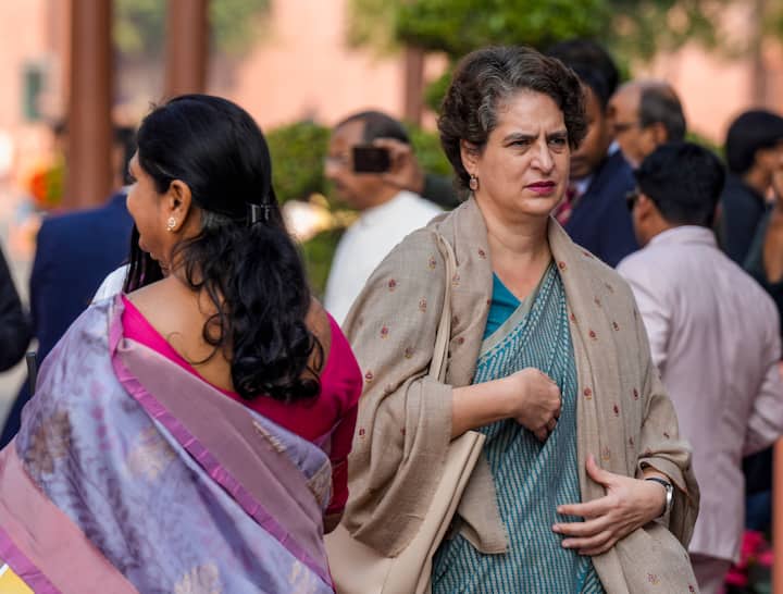 इस दौरान प्रियंका गांधी ने भी अपने लुक से खूब सुर्खियां बटोरी. प्रियंका गांधी ने ब्लू कलर की साड़ी पहनी थी जिसके साथ उन्होंने ग्रे कलर का शॉल पेयर किया था. उनका लुक  विंटर वाइब्स दे रही थीं.