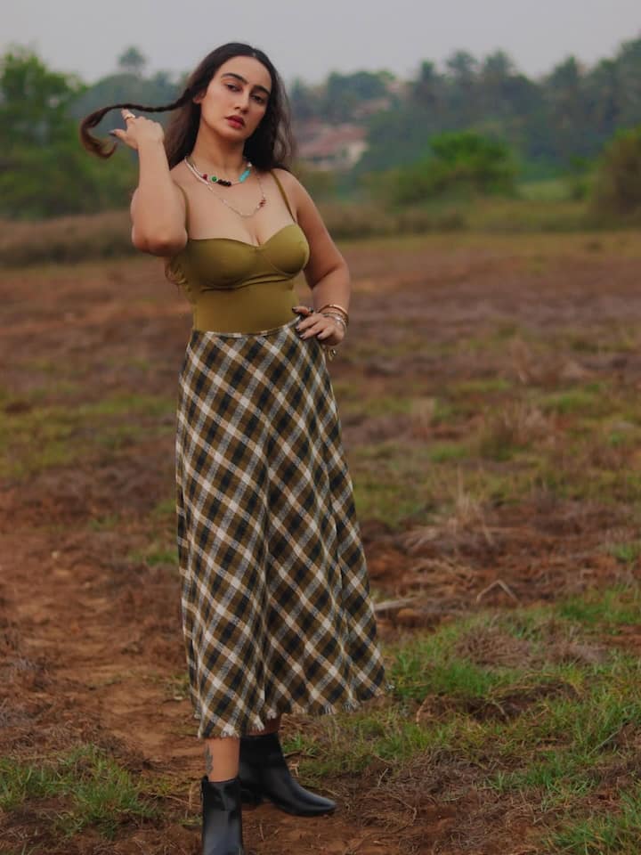 मेघा शुक्ला अक्सर बोल्ड फोटोशूट करवाती रहती हैं जिनमें उनकी बोल्डनेस साफ़ दिखाई देती है। ये लेटेस्ट तस्वीरें इंस्टाग्राम पर पोस्ट होते ही तेज़ी से वायरल हो गई हैं।