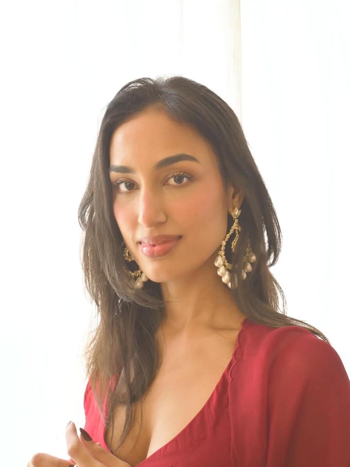 अपने आउटफिट को सिंपल रखते हुए एक्ट्रेस ने डिजाइनर इयरिंग्स से अपने लुक को चार– चांद लगाया. इस आउटफिट के साथ उनकी ये ज्वेलरी बहुत खूबसूरत लग रही है.