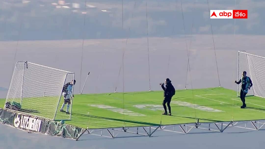 World first hot air balloon football match at an altitude of 1800 meters Hot air balloon football: భూమి ఆకాశం మధ్యలో ఫుట్ బాల్ - చూస్తే వావ్ అనాల్సిందే !  వీడియో