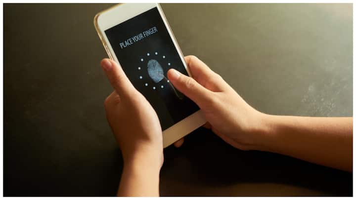 How to Unlock a Smartphone: ఫోన్ ఇప్పుడు మన జీవితంలో ఒక ముఖ్యమైన భాగమైపోయింది. ఫోటోలు, వీడియోలు, చాట్, బ్యాంకింగ్ యాప్స్ అన్నీ ఇందులోనే ఉంటాయి.