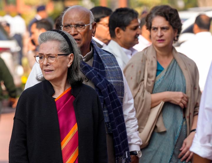 वहीं सोनिया गांधी शीतकालीन सत्र के दौरान मजेंटा कलर की येलो बॉर्डर वाली साड़ी में नजर आईं. उन्होंने ब्लैक कलर का कोट भी पहना हुआ था. उनका आउटफिट विंटर के लिए परफेक्ट था.