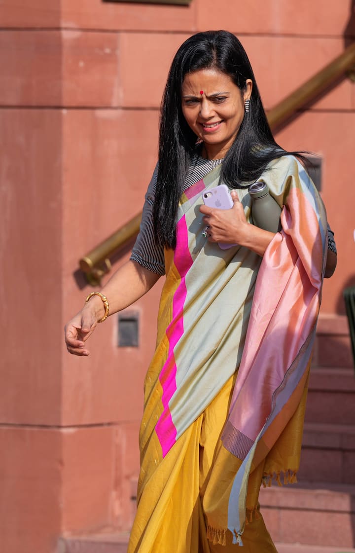 अपनी बेबाक स्पीच के लिए मशहूर, लोकसभा सदस्य महुआ मोइत्रा, शीतकालीन सत्र 2025 के पहले दिन बेहद खूबसूरत लग रही थीं. उन्होंने एक खूबसूरत येलो कलर की कॉटन साड़ी पहनी थी, जिसके पल्लू पर बैंगनी, गुलाबी और हरे रंग के पेस्टल शेड्स थे, छोटे-छोटे धागे के लटकन हेमलाइन को सजा रहे थे, और उन्होंने साड़ी को एक कंट्रास्टिंग ग्रे रंग के ब्लाउज़ के साथ पेयर किया था.