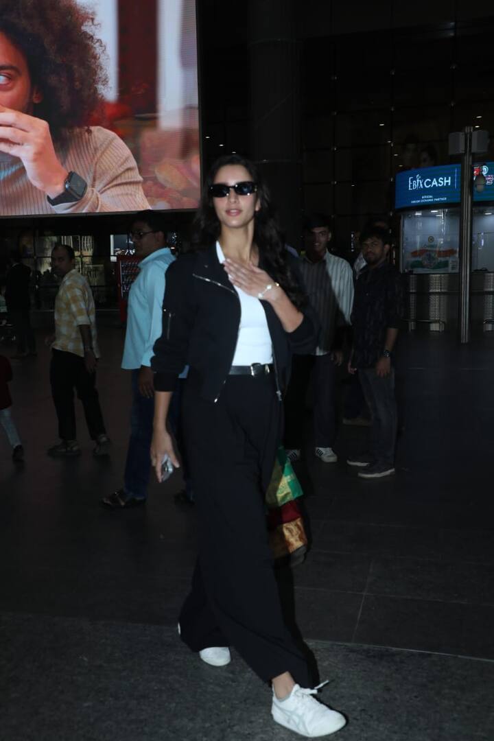 Trupti Dimri had reached the airport in a very spectacular style. The winter look of the actress was quite stylish.