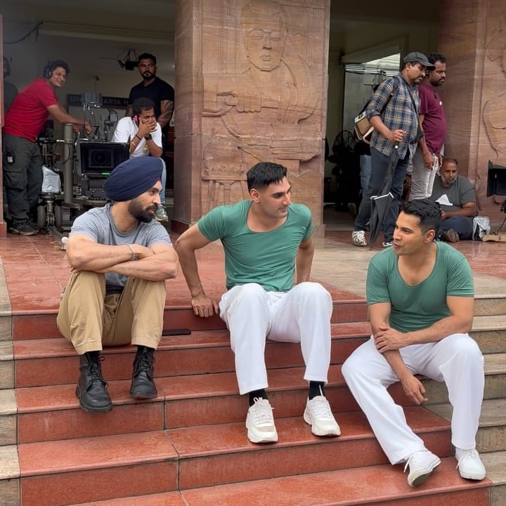 अहान ने एक वीडियो भी शेयर किया है जिसमें उन्हें वरुण धवन और दिलजीत दोसांझ के साथ गपशप लगाते और मस्ती करते दिखाई दे रहे हैं.