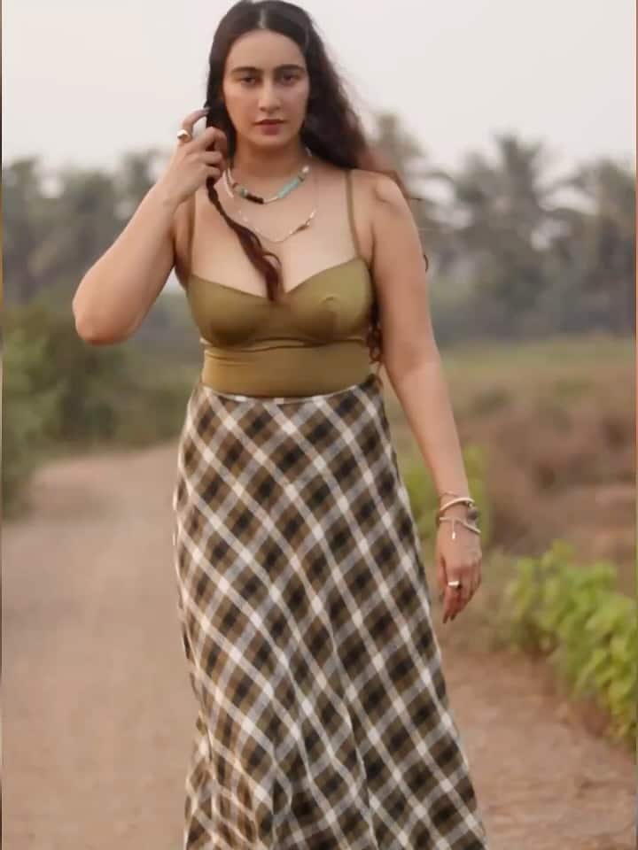 इंस्टाग्राम पर शेयर की गई अपनी लेटेस्ट तस्वीरों में मेघा शुक्ला बेहद बोल्ड अंदाज में नजर आ रही हैं और फैन्स उनके इस लुक पर दीवाने हो रहे हैं।