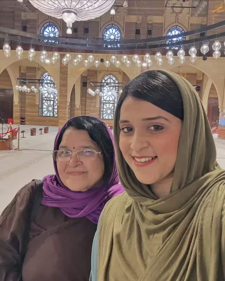 मन्नारा अपनी मां के साथ बहरीन गयीं, जहां उन्होंने एक मस्जिद का भी दौरा किया।