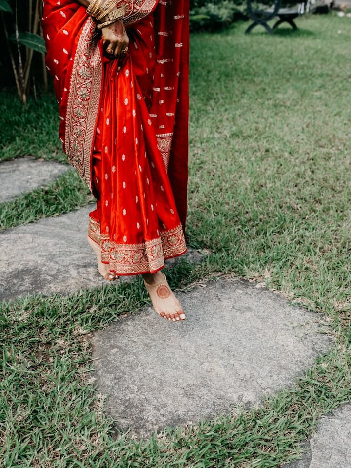 मेहंदी की बात करें तो सामंथा के सिर्फ हाथों ही नहीं, बल्कि पैरों पर भी खूबसूरत डिजाइन बनी थी. हाथ और पैर दोनों पर बनी ये मेहंदी उनके ब्राइडल लुक को पूरी तरह कंप्लीट कर रही थी और ट्रेडिशनल ब्राइडल स्टाइल को और भी खास बना रही थी.