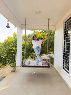 फटी जीन्स पहनकर अंगूरी भाभी ने दिए जमकर पोज, झूले पर मस्ती करती नजर आईं शुभांगी