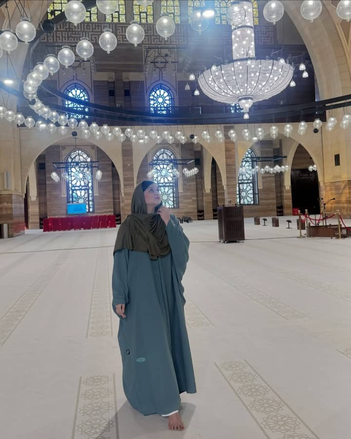 मन्नारा अपनी मां के साथ बहरीन गई हैं. जहां पर वो मस्जिद भी गईं.