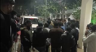 Chandrapur : दोस्तीती कुस्ती! शिवसेना शिंदे गटाच्या उमेदवाराची भाजप कार्यकर्त्याला मारहाण अन् शिवीगाळ; चक्क ईव्हीएम मशीनही फोडल्याची घटना