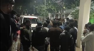 Chandrapur : दोस्तीती कुस्ती! शिवसेना शिंदे गटाच्या उमेदवाराची भाजप कार्यकर्त्याला मारहाण अन् शिवीगाळ; चक्क ईव्हीएम मशीनही फोडल्याची घटना