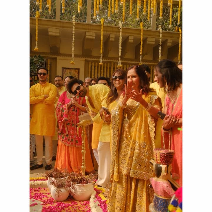 एक्टर्स ने जो फोटो शेयर किया है उसमें देखा जा सकता है कि कृतिका की शादी में पूरा टाइगर परिवार काफी एन्जॉय कर रहा है। कार्तिक आर्यन की राजकुमारी भी इस महल में बेहद खूबसूरत लग रही हैं। येलो लहंगे में दुल्हन की मां काफी क्यूट लग रही हैं।