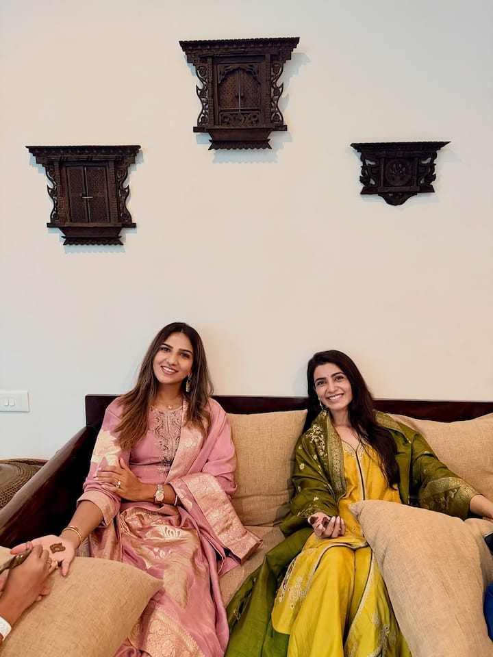 वहीं दूसरी ओर हसीना के मेहंदी आउटफिट की बात करें तो वो भी कमाल का है. इस खास मौके के लिए उन्होंने येलो सूट कैरी किया है. ऑलिव कलर का दुपट्टा उन्होंने इसके साथ पेयर किया है. ओवरऑल सामंथा अपने इस मेंहदी फंक्शन में बला की हसीन लग रही हैं.