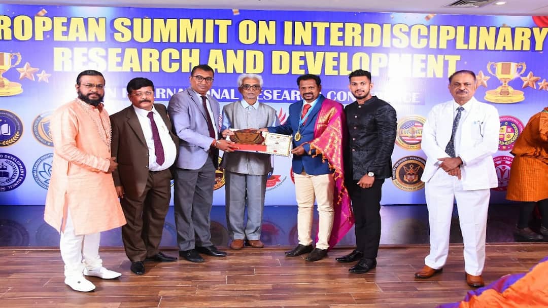 பூண்டி புஷ்பம் கல்லூரி பேராசிரியருக்கு சர்வதேச மகாத்மா காந்தி நோபல் அமைதி விருது