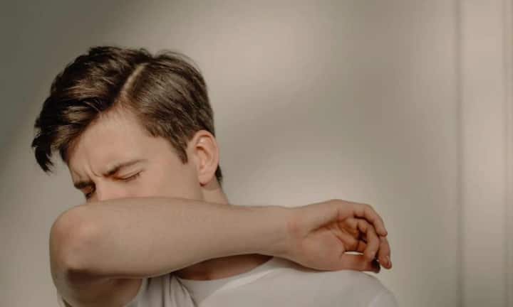 वहीं सूखी खांसी, गले में दर्द, बलगम बढ़ना या नाक बंद रहना जैसी समस्याएं लंबे समय तक बनी रहे तो यह भी एक छुपे हुए इंफेक्शन का शुरुआती संकेत हो सकता है.