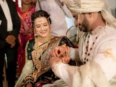 अशातच आता प्राजक्तानं खऱ्या आयुष्यातही शंभुराज शोधलेत. प्राजक्ता आणि शंभुराज यांचा विवाहसोहळा धुमधडाक्यात संपन्न झाला.