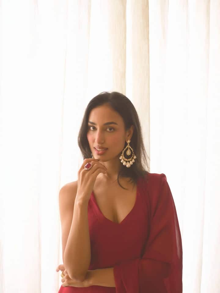 माहिका शर्मा ने अपने इंस्टाग्राम हैंडल पर लेटेस्ट पिक्चर्स शेयर की हैं. इसमें ट्रेडिशनल आउटफिट पहने वो बला की हसीन लग रही हैं.