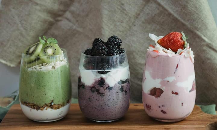 प्रोटीन शेक्स भी पेट की समस्याओं को बढ़ा सकते हैं. प्रोटीन शेक खासकर डेयरी बेस्ड प्रोडक्ट में मौजूद लैक्टोज कई लोगों को सूट नहीं करता. इससे गैस पेट दर्द और ब्लोटिंग हो सकती है. वहीं प्लांट बेस्ड शेक्स में भी स्वीटनर और गम्स के कारण पाचन बिगाड़ सकता है. एक बार में ज्यादा प्रोटीन पीना भी पेट पर दबाव डालता है.