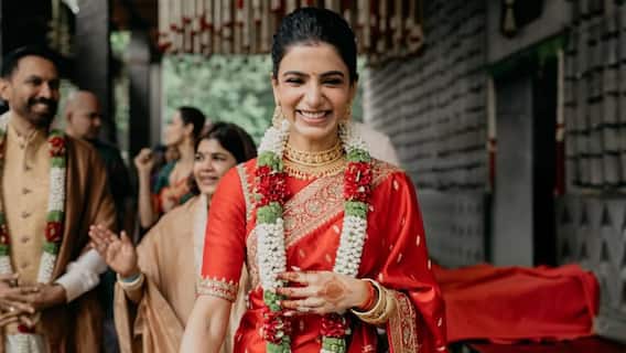 Samantha Wedding Saree: సమంత పెళ్లి ఫోటోలు... పువ్వల్లే సామ్ నవ్వుల్ నవ్వుల్... రాజ్ నిడిమోరుతో ఏడడుగుల్ చూడండి