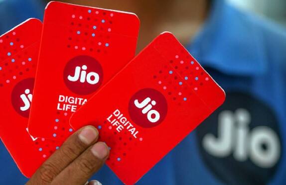 Jio નો લાંબા ગાળાનો પ્લાન વપરાશકર્તાઓને JioTV અને JioAI ક્લાઉડની મફત ઍક્સેસ પ્રદાન કરે છે. વધુમાં, કંપની તેના વપરાશકર્તાઓને Google Gemini Pro નું સંપૂર્ણ વર્ષનું સબ્સ્ક્રિપ્શન ઓફર કરી રહી છે. આ Google Gemini પ્લાનની કિંમત ₹35,100 છે. વપરાશકર્તાઓ Google Gemini Pro ટૂલ્સની પ્રીમિયમ AI સુવિધાઓનો ઉપયોગ કરી શકે છે.