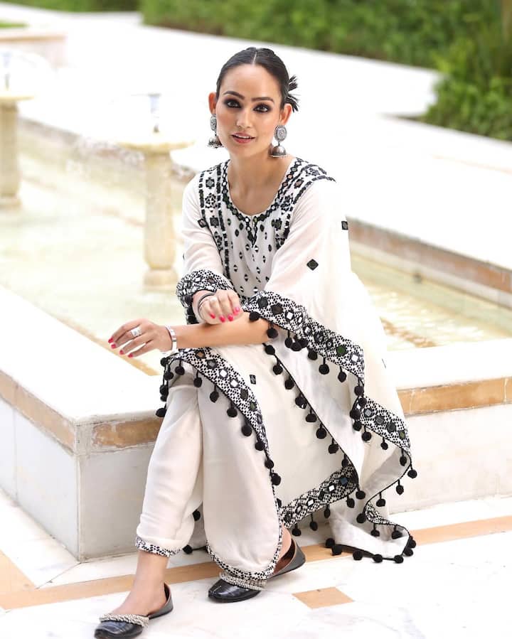 वेब सीरीज के अलावा मोनिका ने बॉलीवुड सुपरस्टार ऋतिक रोशन के साथ भी स्क्रीन शेयर कर चुकी हैं. 'सुपर 30' में मोनिका को काफी पसंद किया गया था.