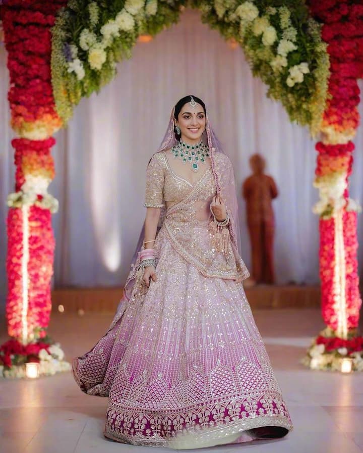 On the other hand, if you want a pastel bridal look, then this look of actress Kiara Advani can be perfect for you. She is wearing green stone jewellery, which is making her look even more attractive. By copying this look you can shine on your wedding day.