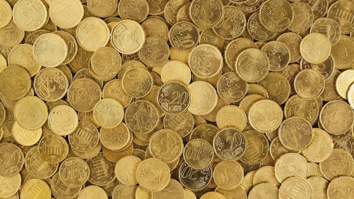 Due to this, sensing the opportunity, India stocked a huge amount of physical gold. The demand for jewelery sector is stable at present, but the appetite for 'physical gold' has suddenly increased in the bullion market. Traders say that prices were expected to rise further, so many big groups bought gold for future security.