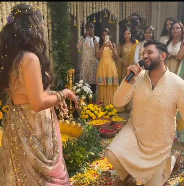 कार्तिक आर्यन की बहन की शादी उनके होमटाउन में हो रही है। पूरे परिवार के साथ मस्ती करते हुए दिख रहे हैं। हल्दी सेरेमनी की फोटो शेयर करते हुए कार्तिक आर्यन ने अपने जीजा जी की भी झलक दिखाई। इसमें कृतिका के हसबैंड उनके फॉर्मूले पर नजर आ रहे हैं।