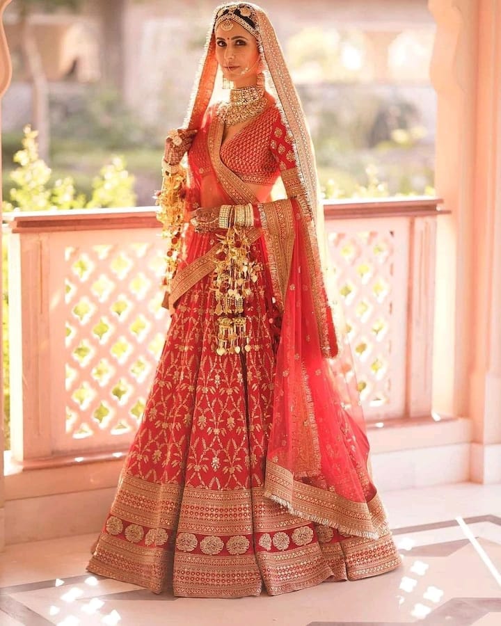 This royal red lehenga of Katrina Kaif is a great choice for a wedding. By adopting a look like heavy jewelery and glowing makeup, you too can look as royal as Katrina on your bridal day.