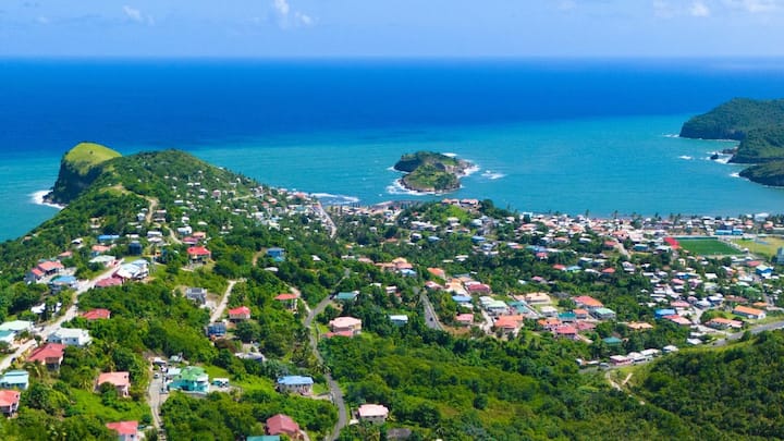 यानी यह जमीन एक समय वन्य जीवन और आदिवासी संस्कृति की स्वतंत्र दुनिया थी. इतिहास में आगे बढ़ें तो सेंट लूसिया का अतीत किसी फिल्म की पटकथा से कम नहीं- संघर्ष, आक्रमण, और सत्ता की खींचतान से भरा था. यह द्वीप कभी अरावाक, तो कभी कैलिनागो जनजाति के नियंत्रण में रहा.