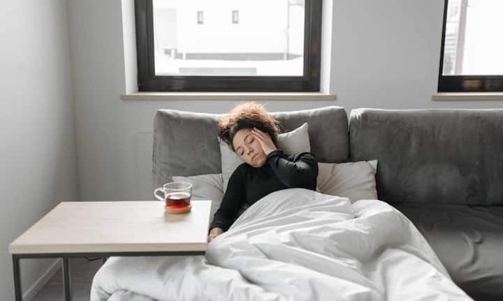 इंफेक्शन शुरुआत में इसलिए शांत रहते हैं क्योंकि इम्यून सिस्टम उन्हें दबाए रखता है और केवल हल्के लक्षण सामने आते हैं. अक्सर लोग हल्की परेशानी को थकान, तनाव या कोई पुरानी आदत मानकर नजरअंदाज कर देते हैं. जिससे असली समस्या छुप जाती है.