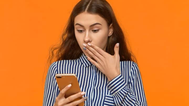 কমবেশি অনেকেরই এমন অভিজ্ঞতা রয়েছে। সম্পর্ক চুকেবুকে যাওয়ার পর হঠাৎই ফোনের স্ক্রিনে ভেসে ওঠে প্রাক্তনের মেসেজে। এক্ষেত্রে বুঝেশুনে পা ফেলা উচিত।