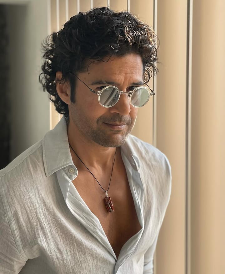 राजीव की पर्सनल लाइफ किसी फिल्मी कहानी से कम नहीं है. उन्होंने 2011 में अपनी लॉन्ग टाइम गर्लफ्रेंड मंजरी से शादी की थी. दोनों की मुलाकात काफी मजेदार थी. रिपोर्ट के अनुसार मंजरी की बहन राजीव की पीआर का काम करती थीं.