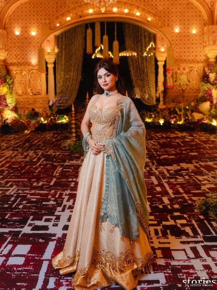 अवनीत कौर ने हाल ही में इंस्टाग्राम पर ट्रेडिशनल लुक में अपनी फोटोज शेयर की हैं. गोल्डन कलर के गाउन के साथ दुपट्टा कैरी किए वो किसी राजकुमारी से कम नहीं दिख रही हैं.