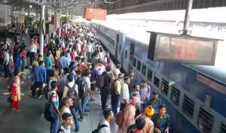 इसका मतलब है कि तत्काल टिकट काउंटर से तभी मिलेगा जब यात्री के मोबाइल नंबर पर प्राप्त ओटीपी को सफलतापूर्वक दर्ज किया जाएगा। यह कदम तत्काल टिकट धोखाधड़ी, फर्जी बुकिंग और दलालों की मनमानी को रोकने के लिए उठाया गया है।